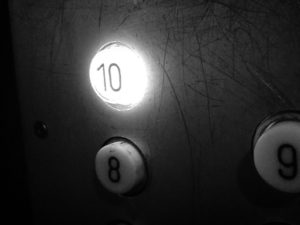 Wieczne krzyki zza drzwi na dziesiątym piętrze. Zdjęcie z przyciskiem 10 w windzie